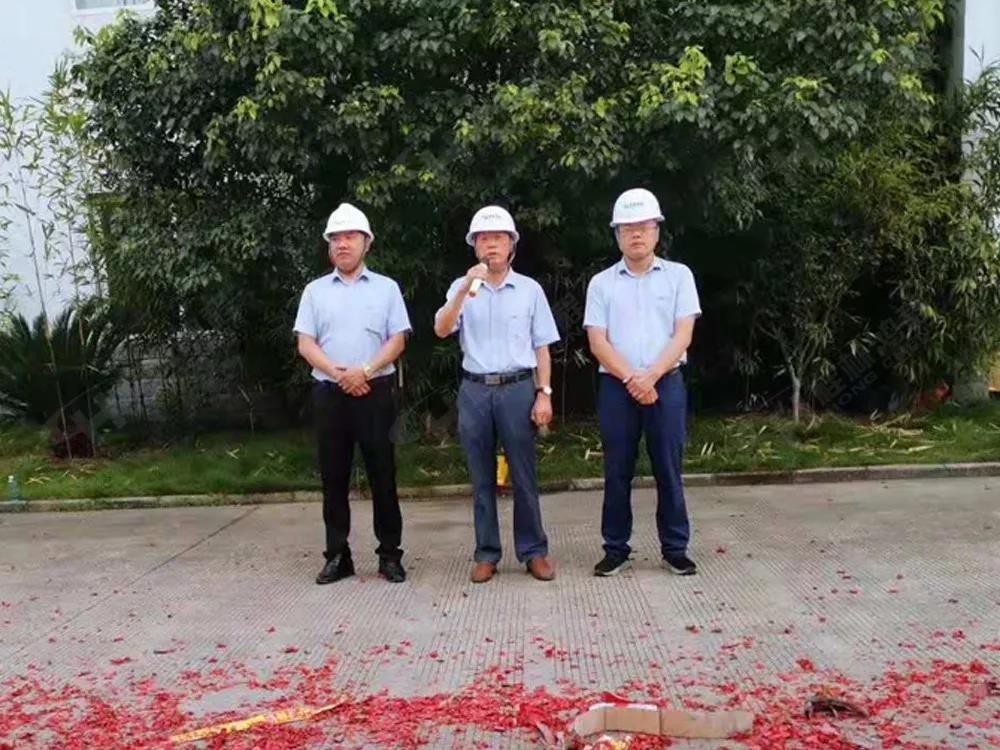 桂林鴻程董事長容平勛發表致辭桂林鴻程機電設備有限公司廠區2#生產廠房開工大吉！